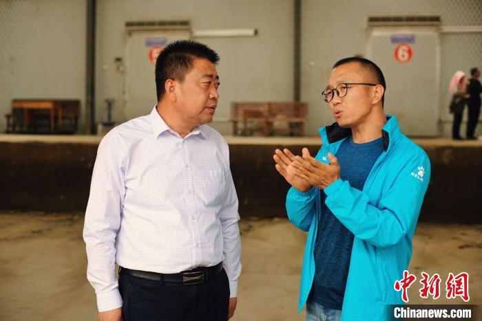 天?？h委書記李鵬(左)接受自媒體“碼頭青年”主編林飛(右)采訪?！￡I道華 攝
