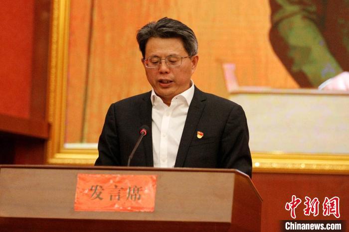 圖為果洛州委常委、副州長、上海市援青聯(lián)絡(luò)組組長馮志勇總結(jié)對口支援十年工作。　果洛州委宣傳部供圖 攝