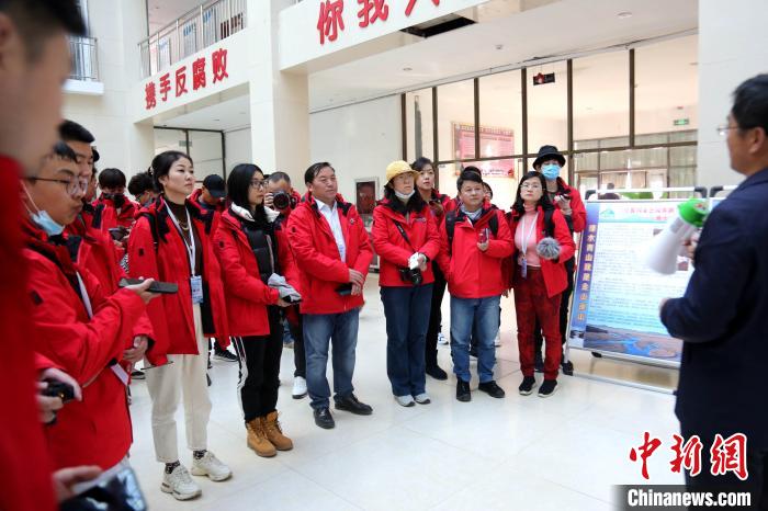 圖為中外媒體采訪三江源國(guó)家公園瀾滄江源園區(qū)生態(tài)保護(hù)成效。　張?zhí)砀?攝