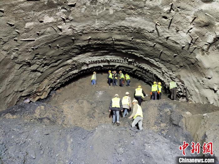 圖為久馬高速查針梁子隧道施工現(xiàn)場?！⊥貔i 攝