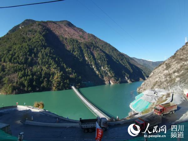 這條單跨353米索道橋，是全國最長的民用重載索道橋，技術(shù)要求高，施工難度極大。僅完成進(jìn)行便道、索道橋施工就用了一年時(shí)間。郭瑩 攝