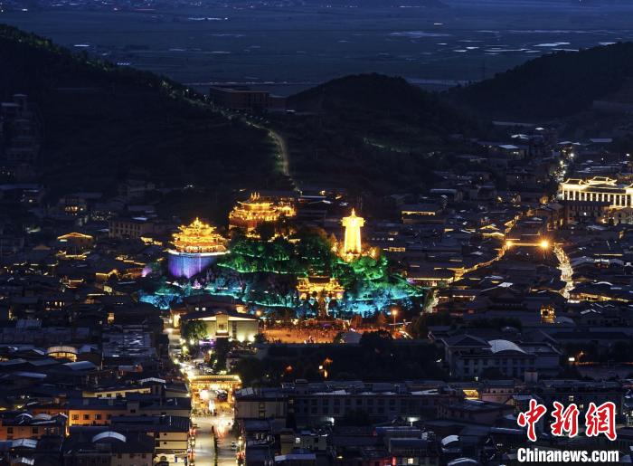 圖為滇藏茶馬古道重鎮(zhèn)獨(dú)克宗古城已成為知名旅游景點(diǎn)?！『蜁匝?攝