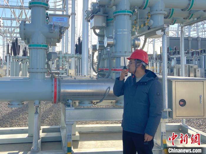 圖為國(guó)網(wǎng)青海檢修公司專業(yè)人員在沙柳變電站驗(yàn)收設(shè)備。　唐胥 攝