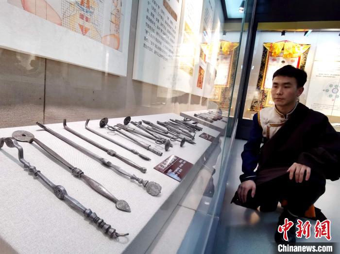 圖為陳展的藏醫(yī)手術(shù)器械?！?zhí)砀?攝