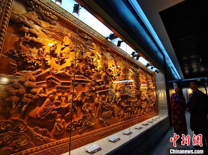 圖為青海大學民族醫(yī)學博物館陳展的歷代知名藏醫(yī)浮雕?！?zhí)砀?攝