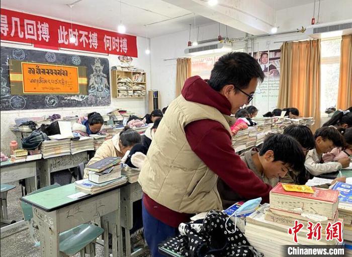 學生在免費輔導班上課。　尼瑪初 攝
