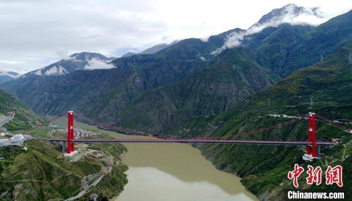 圖為雅康高速瀘定大渡河大橋?！⒅铱?攝