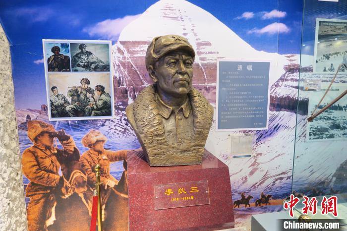 圖為南疆軍區(qū)某合成團(tuán)1連榮譽(yù)室，雕像是進(jìn)藏先遣英雄連總指揮李狄三?！畛坛?攝