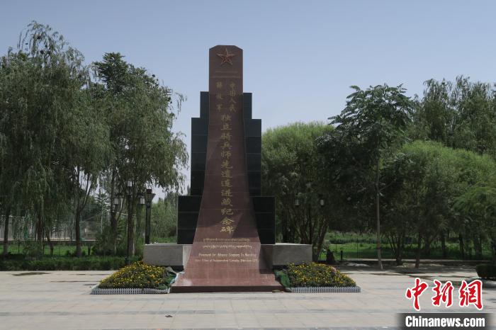 圖為位于于田縣中心的中國(guó)人民解放軍獨(dú)立騎兵師先遣連進(jìn)藏紀(jì)念碑。　楊程晨 攝