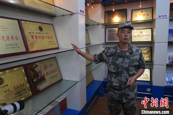圖為南疆軍區(qū)某合成團(tuán)1連連長(zhǎng)齊楠?！畛坛?攝