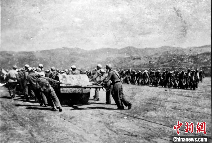 十八軍戰(zhàn)士修建機(jī)場跑道。(歷史圖片由十八軍后代張小康提供，劉炳科翻拍)