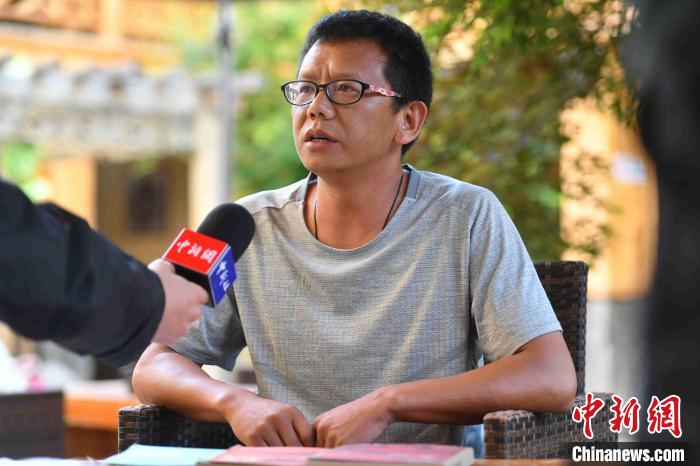 圖為和澗秋接受記者采訪?！⑷疥?攝