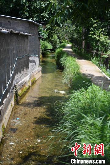 圖為至今仍在流淌的楚援溝?！⑷疥?攝