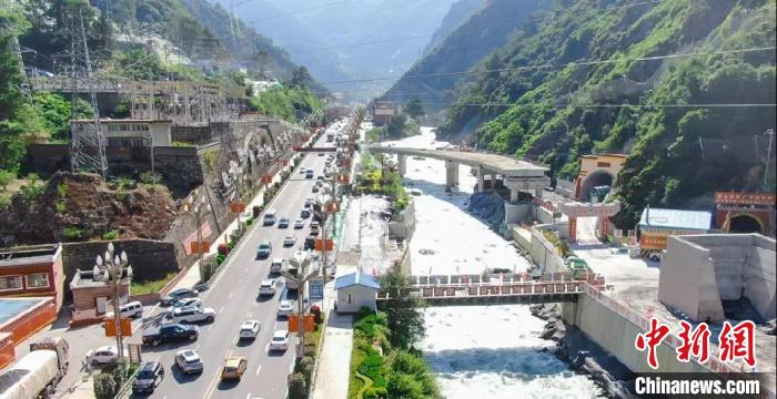 郭達(dá)山隧道進(jìn)口實況?！】蛋蛡髅焦﹫D
