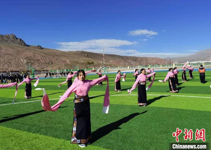 圖為青海師范大學(xué)附屬玉樹實(shí)驗(yàn)學(xué)校學(xué)生在綠茵場跳起囊謙古舞—卓根瑪?！“讋?攝