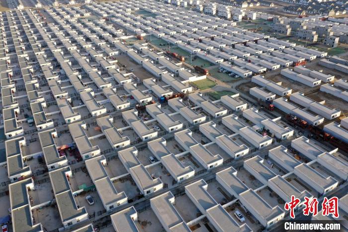 圖為蘭州新區(qū)移民安置區(qū)?！《P 攝