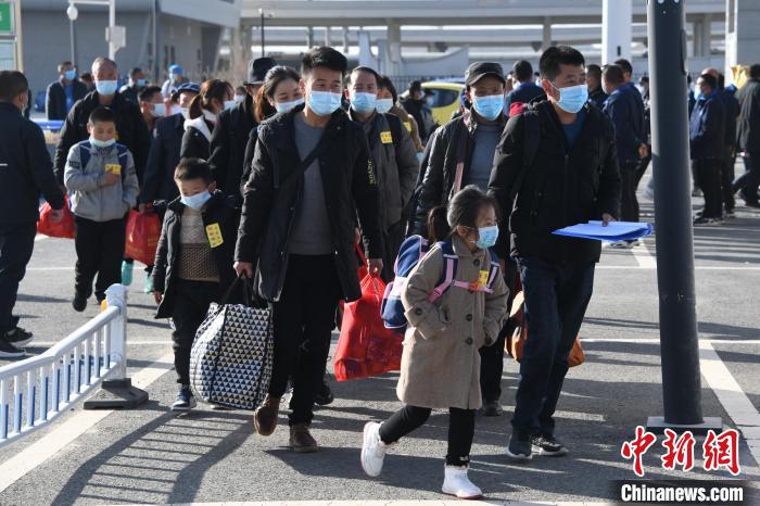 圖為搬遷民眾剛出火車站?！《P 攝