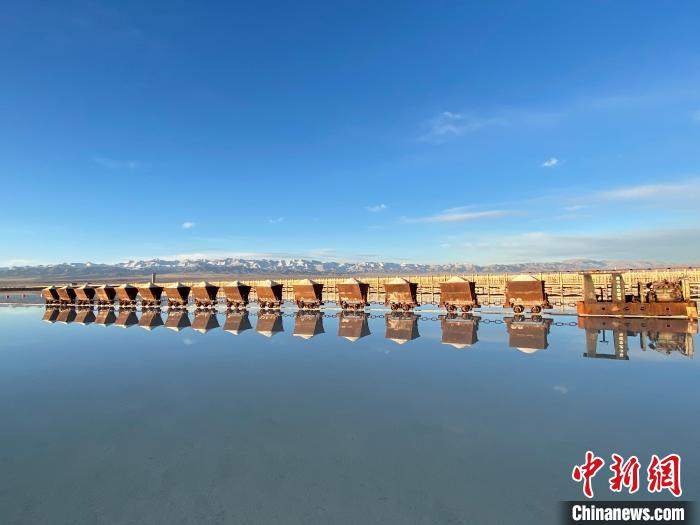 圖為小火車倒影在湖中，湖面如圖明鏡一般?！●R翔 攝