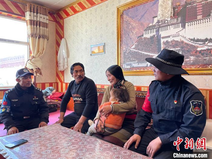 圖為派出所民警和義警入戶了解情況?！∑罾C娟 攝
