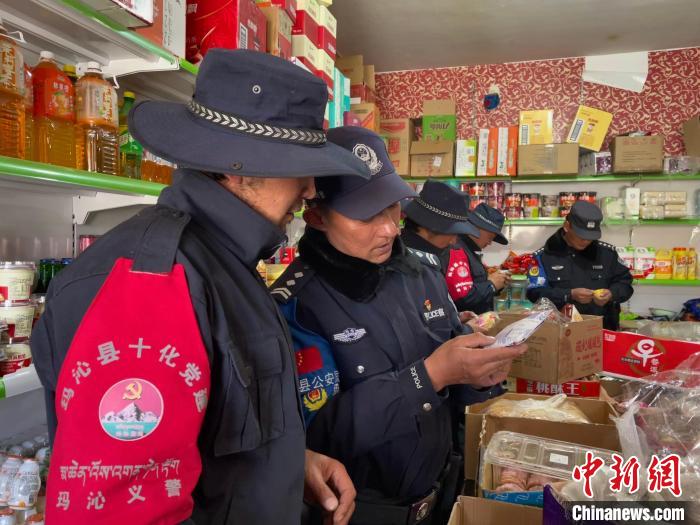 圖為派出所民警和義警對(duì)沿街店鋪檢查?！∑罾C娟 攝