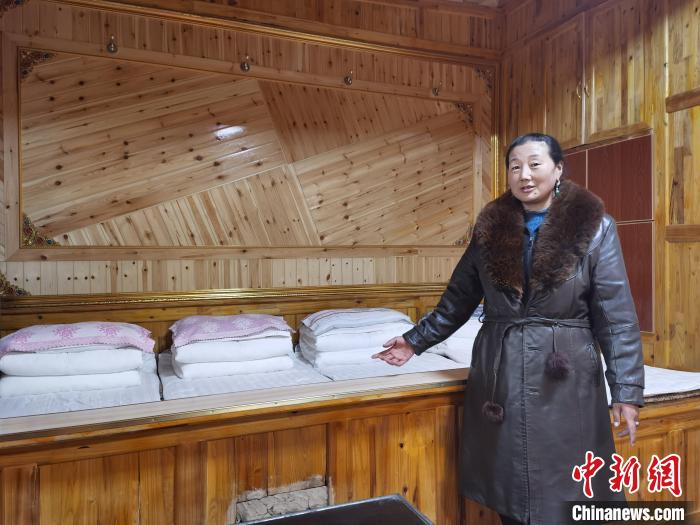 圖為德吉村村民鬧尖措介紹自家農(nóng)家樂?！∑钤鲚?攝