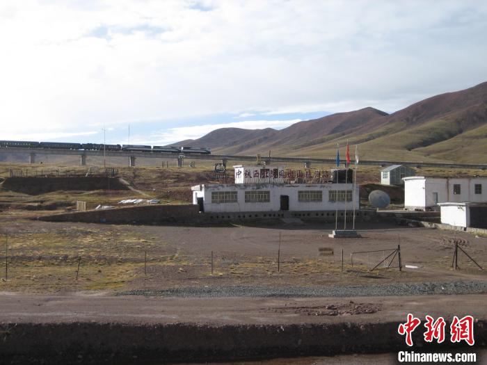 圖為青藏鐵路通車后列車經(jīng)過中鐵西北院風(fēng)火山觀測(cè)站。(資料圖) 中鐵西北科學(xué)研究院供圖