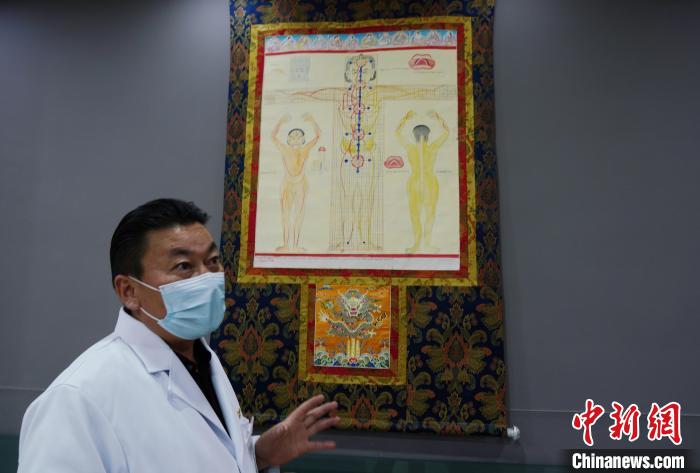 圖為興?？h藏醫(yī)院院長介紹藏醫(yī)四部醫(yī)典詳實圖?！●R銘言 攝