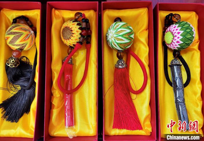 圖為藏繡手工藝品。　祁增蓓 攝
