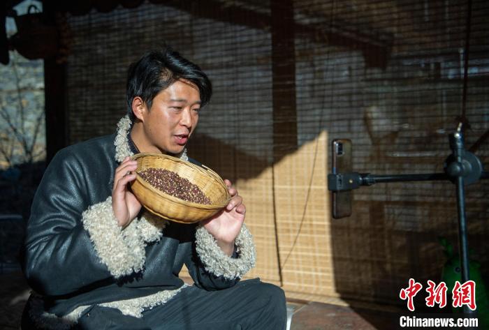 洛桑在鏡頭前介紹家鄉(xiāng)特產(chǎn)。　劉忠俊 攝