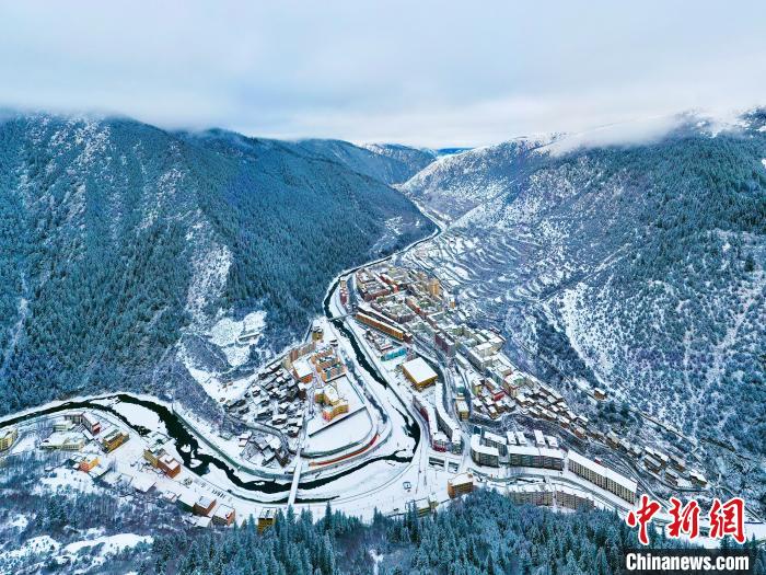 壤塘的雪后美景?！∪捞量h融媒體中心供圖