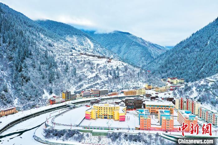 壤塘的雪后美景?！∪捞量h融媒體中心供圖