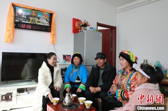 新家是兩層小樓房，一樓布置得充滿現(xiàn)代感，喝著藏式奶茶，一家人聊著今年春節(jié)怎么過?！《∷?攝