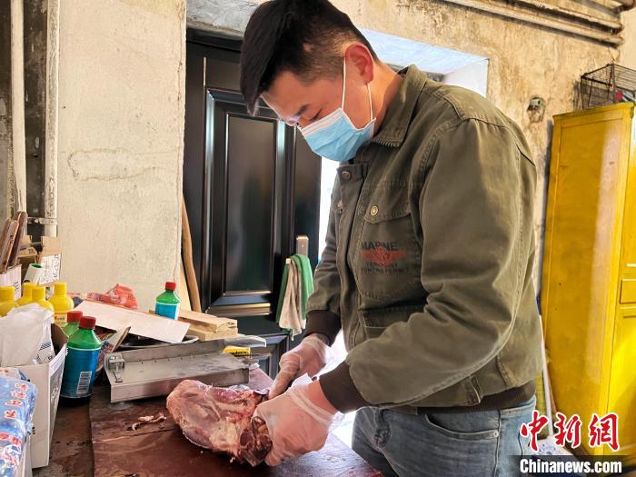 圖為雪豹“奶爸”史壽軍正在準備投喂雪豹的食材?！●R銘言 攝