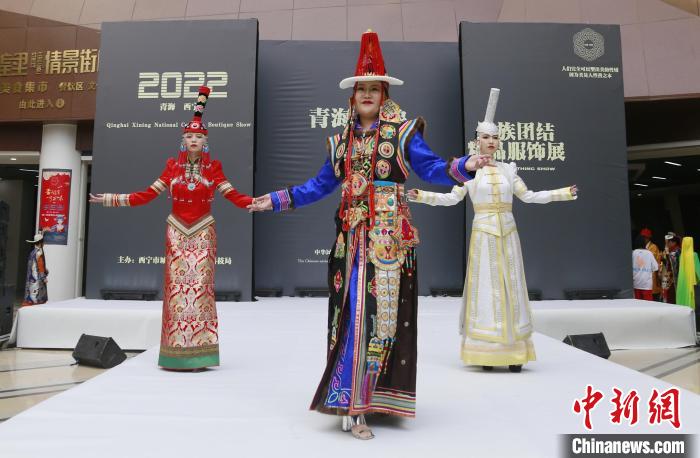 圖為模特展示蒙古族服飾?！●R銘言 攝