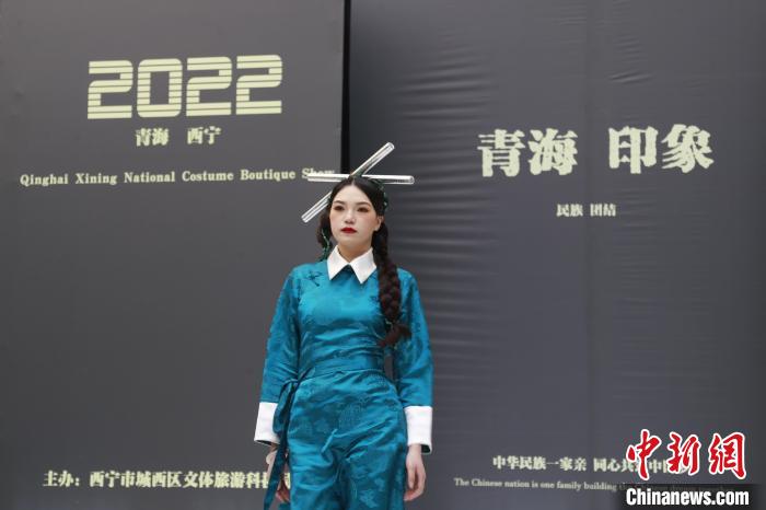 圖為模特展示少數(shù)民族服飾?！●R銘言 攝