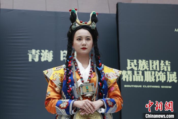 圖為模特展示藏族服飾?！●R銘言 攝