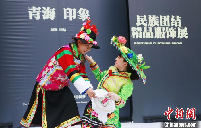 圖為模特身穿土族服飾進(jìn)行“土族刺繡”表演。　馬銘言 攝