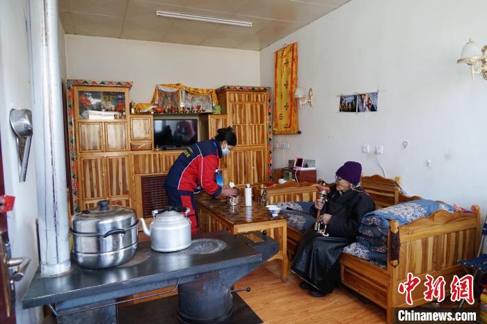 圖為敬老院護工為老人打掃屋內(nèi)衛(wèi)生。　馬銘言 攝