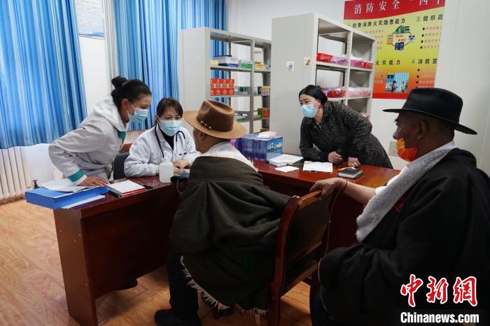 圖為骨科醫(yī)生為敬老院老人們進行集中檢查?！●R銘言 攝