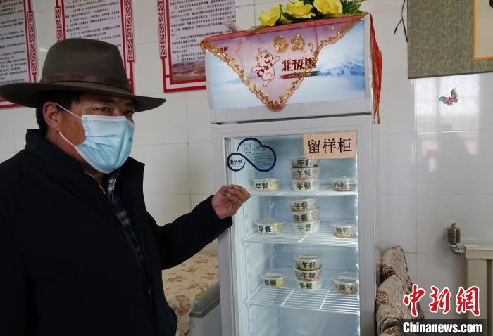 圖為敬老院院長德高介紹，老人們的三餐均有留樣記錄?！●R銘言 攝