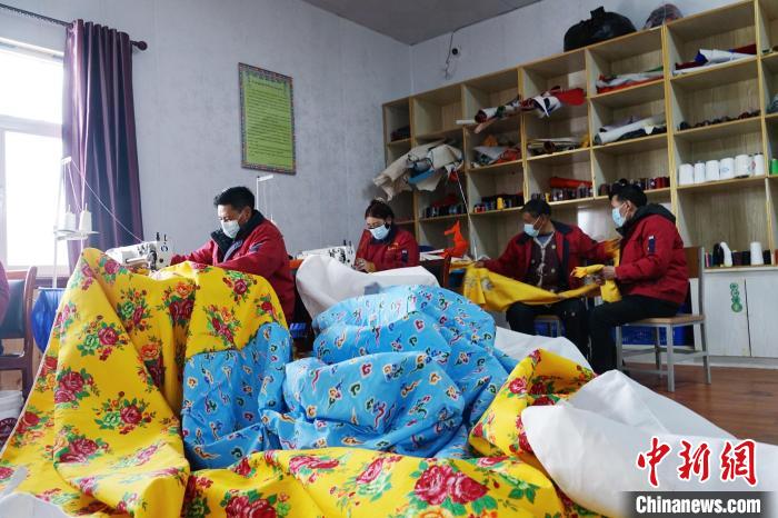 圖為工人們正在制作帳篷。　馬銘言 攝