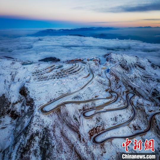 雪后的牛背山山頂和崎嶇的公路?！±顒P 攝