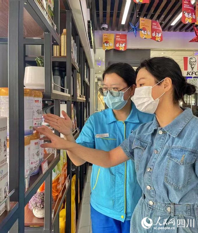 顧客可以在川內(nèi)中國石油加油站便利店內(nèi)選購到品質(zhì)純正的紅原奶粉。張霞攝