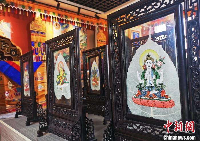 圖為久美尖措創(chuàng)作的藝術(shù)品?！?zhí)砀?攝