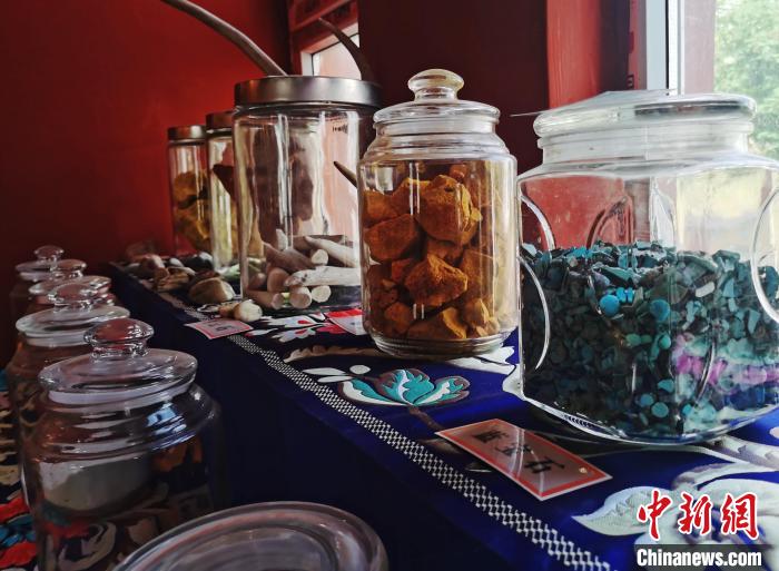 圖為唐卡繪畫礦物顏料展示?！?zhí)砀?攝