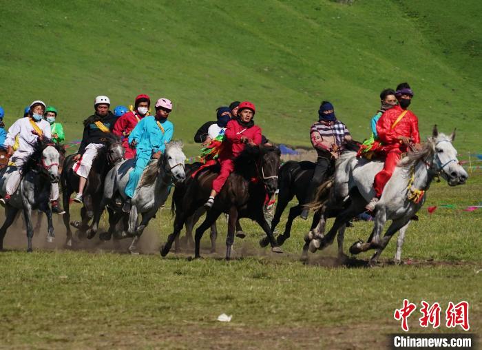 圖為選手進(jìn)行3000米賽馬比賽?！●R銘言 攝
