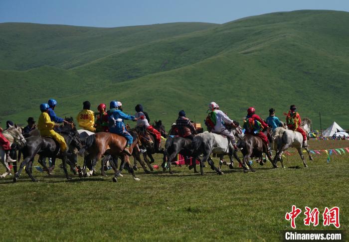 圖為選手進(jìn)行3000米賽馬比賽?！●R銘言 攝