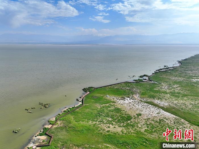 圖為航拍都蘭湖國(guó)家濕地公園。　祁增蓓 攝