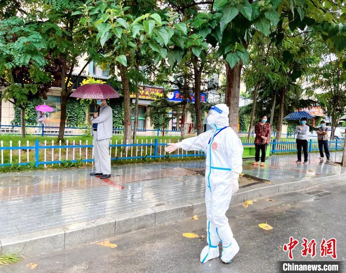 高原小城青海尖扎抗疫見聞：柔肩亦可擔重任，夫妻檔聞令而動