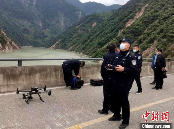 民警組成的搜尋隊(duì)利用無(wú)人機(jī)在震區(qū)開(kāi)展空中巡查?！「首沃莨簿止﹫D